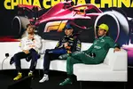 Foto zur News: Sergio Perez (Red Bull), Max Verstappen (Red Bull) und Fernando Alonso (Aston Martin)