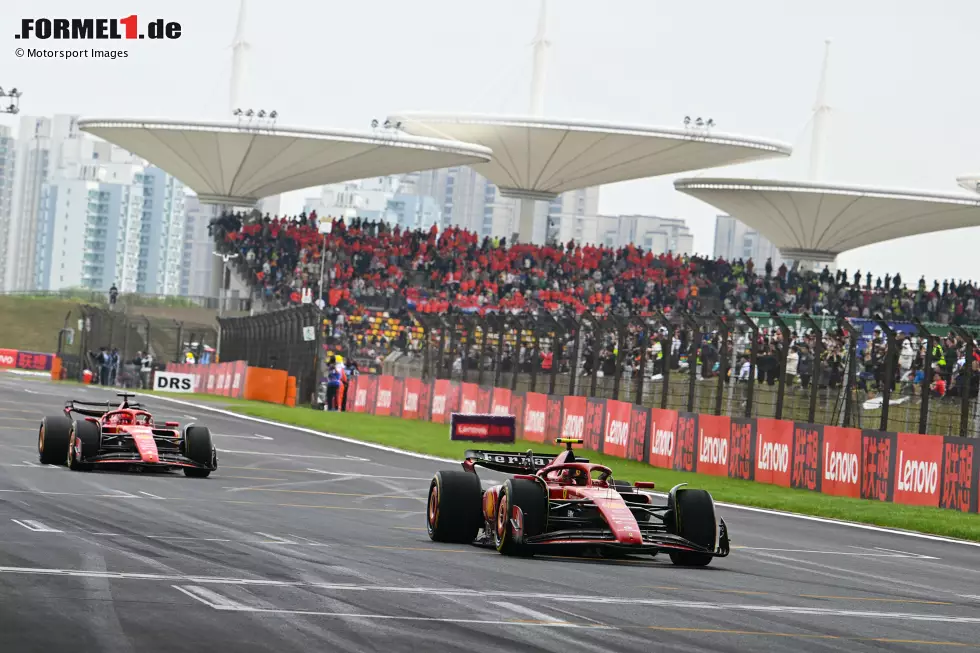 Foto zur News: Carlos Sainz (Ferrari) und Charles Leclerc (Ferrari)