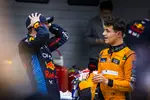 Foto zur News: Max Verstappen (Red Bull) und Lando Norris (McLaren)