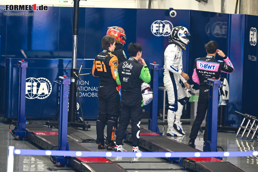 Foto zur News: Guanyu Zhou (Sauber), Pierre Gasly (Alpine), George Russell (Mercedes) und Oscar Piastri (McLaren)