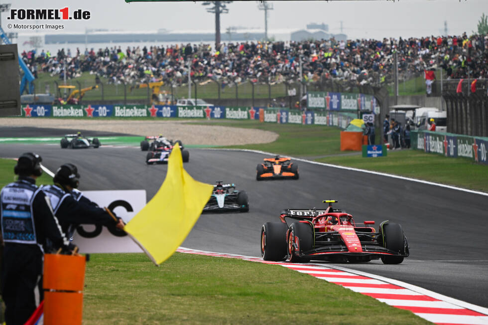 Foto zur News: Carlos Sainz (Ferrari), George Russell (Mercedes) und Oscar Piastri (McLaren)