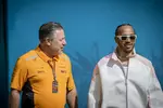 Foto zur News: Zak Brown und Lewis Hamilton (Mercedes)