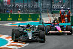 Foto zur News: Lewis Hamilton (Mercedes) und Daniel Ricciardo (Racing Bulls)