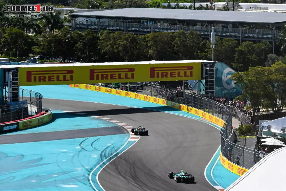 Foto zur News: George Russell (Mercedes) und Fernando Alonso (Aston Martin)
