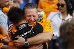Foto zur News: Lando Norris (McLaren) und Zak Brown
