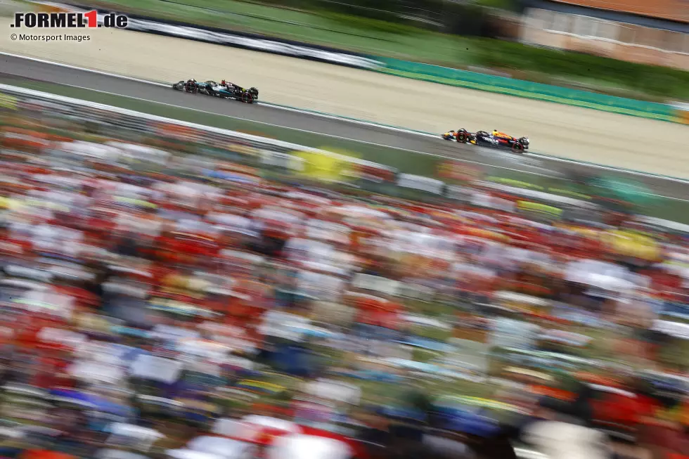 Foto zur News: Lewis Hamilton (Mercedes) und Max Verstappen (Red Bull)