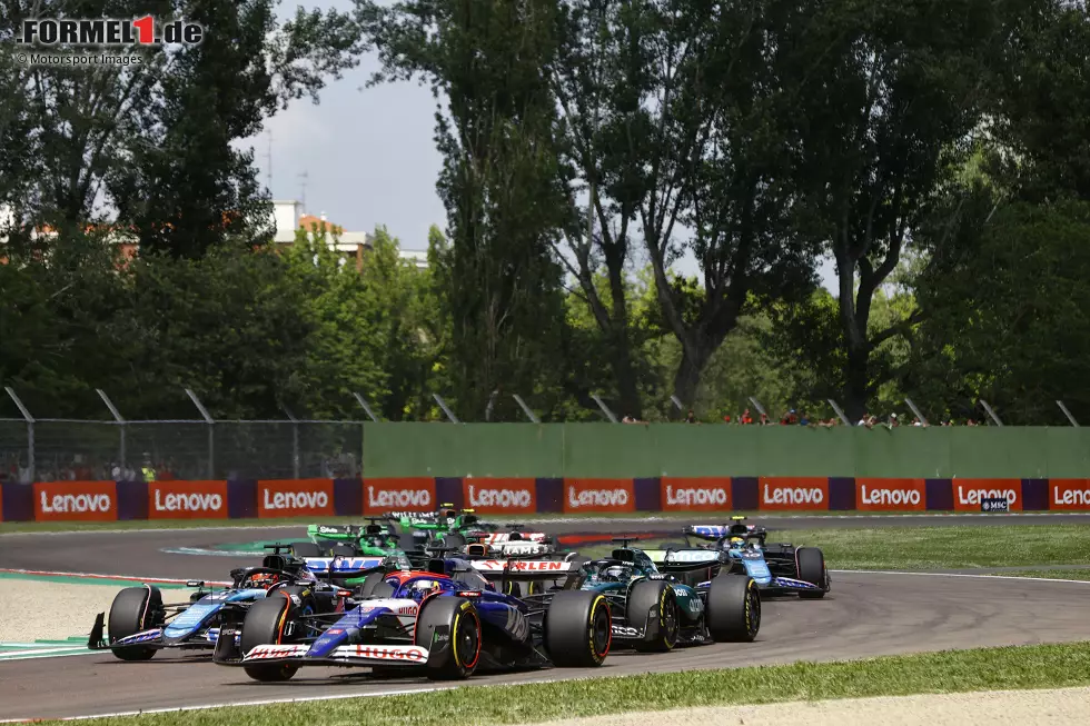 Foto zur News: Daniel Ricciardo (Racing Bulls), Esteban Ocon (Alpine) und Lance Stroll (Aston Martin)