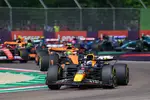 Foto zur News: Max Verstappen (Red Bull) und Lando Norris (McLaren)