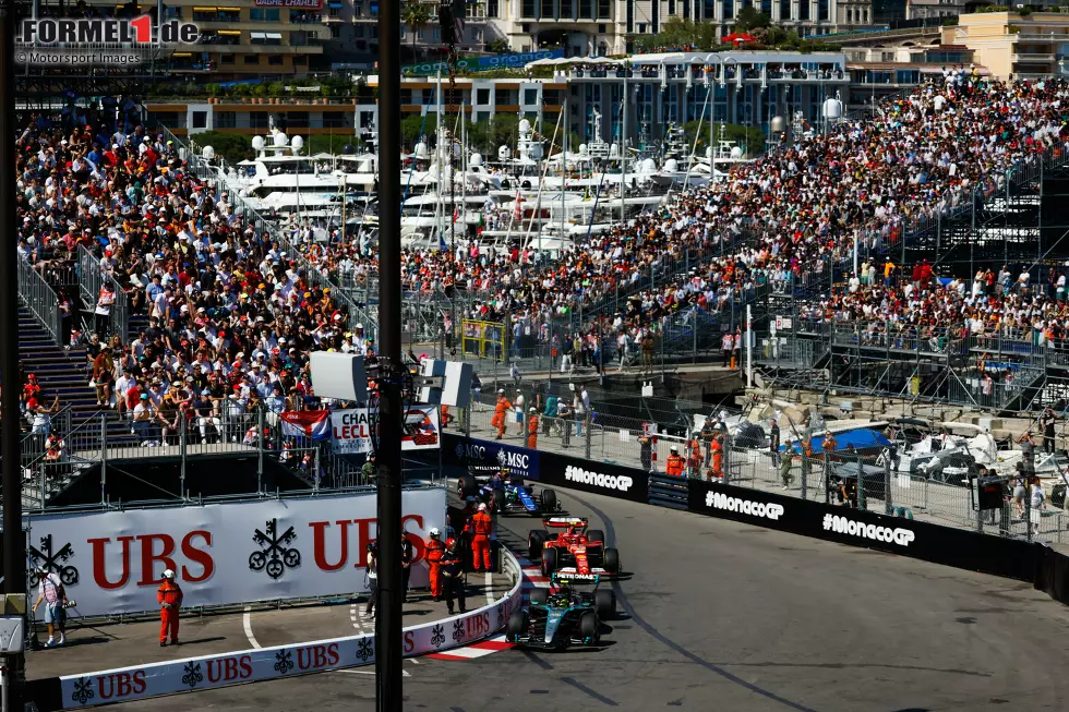 Lewis Hamilton (Mercedes), Carlos Sainz (Ferrari) und Logan Sargeant (Williams) Foto zur News: Lewis Hamilton (Mercedes), Carlos Sainz (Ferrari) und Logan Sargeant (Williams)