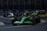 Foto zur News: Guanyu Zhou (Sauber), Sergio Perez (Red Bull) und Pierre Gasly (Alpine)