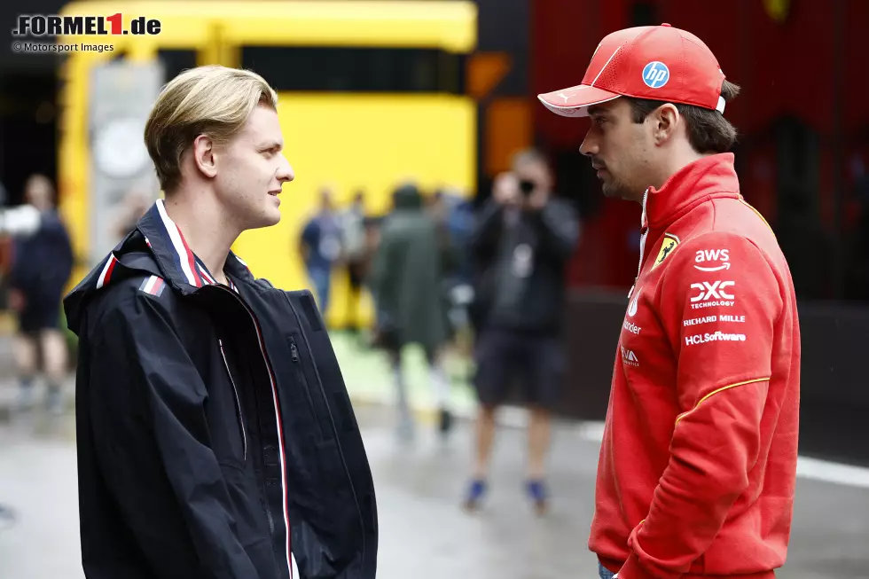 Foto zur News: Charles Leclerc (Ferrari) und Mick Schumacher