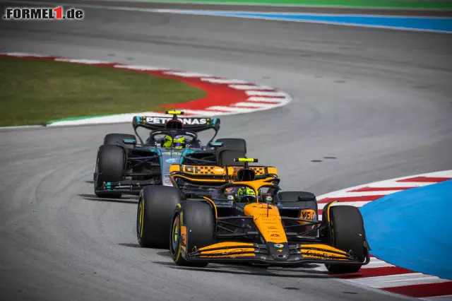 Foto zur News: Lando Norris (McLaren) und Lewis Hamilton (Mercedes)