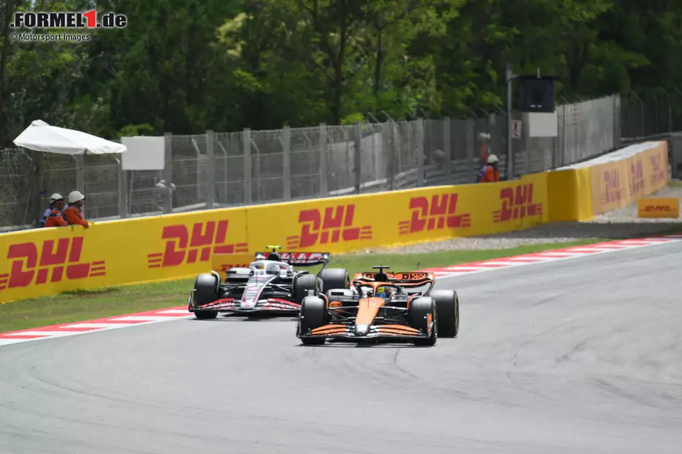 Foto zur News: Oscar Piastri (McLaren) und Nico Hülkenberg (Haas)