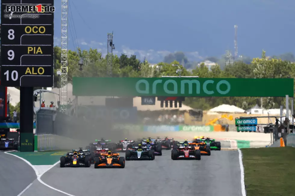 Foto zur News: Lando Norris (McLaren), Max Verstappen (Red Bull) und George Russell (Mercedes)