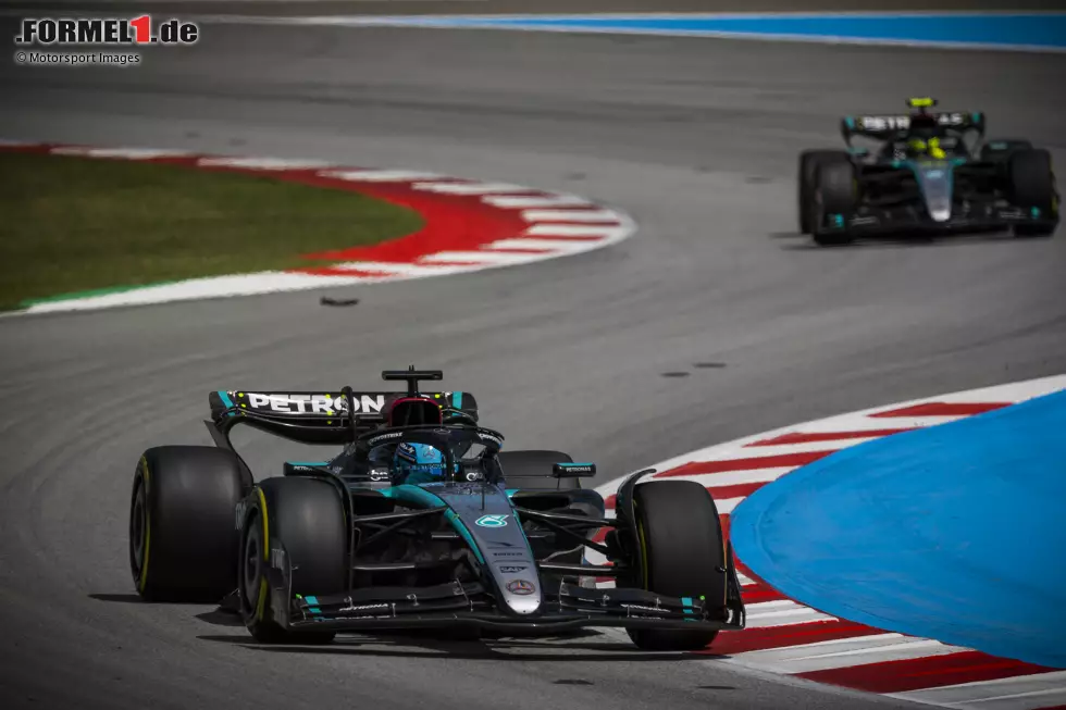 Foto zur News: George Russell (Mercedes) und Lewis Hamilton (Mercedes)