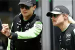 Foto zur News: Guanyu Zhou (Sauber) und Valtteri Bottas (Sauber)