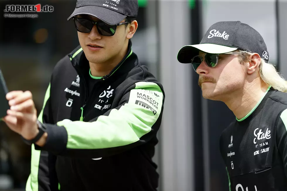 Foto zur News: Guanyu Zhou (Sauber) und Valtteri Bottas (Sauber)
