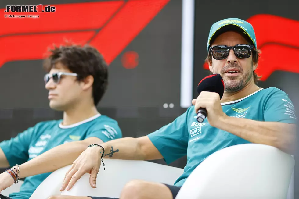 Foto zur News: Lance Stroll (Aston Martin) und Fernando Alonso (Aston Martin)