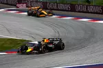 Foto zur News: Max Verstappen (Red Bull) und Lando Norris (McLaren)