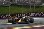Foto zur News: Sergio Perez (Red Bull) und Oscar Piastri (McLaren)
