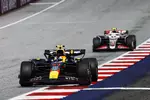 Foto zur News: Sergio Perez (Red Bull) und Nico Hülkenberg (Haas)