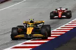 Foto zur News: Lando Norris (McLaren) und Charles Leclerc (Ferrari)