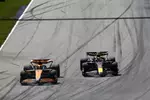 Foto zur News: Oscar Piastri (McLaren) und Sergio Perez (Red Bull)