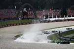 Foto zur News: Oscar Piastri (McLaren) und Sergio Perez (Red Bull)