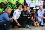 Foto zur News: Toto Wolff und George Russell (Mercedes)
