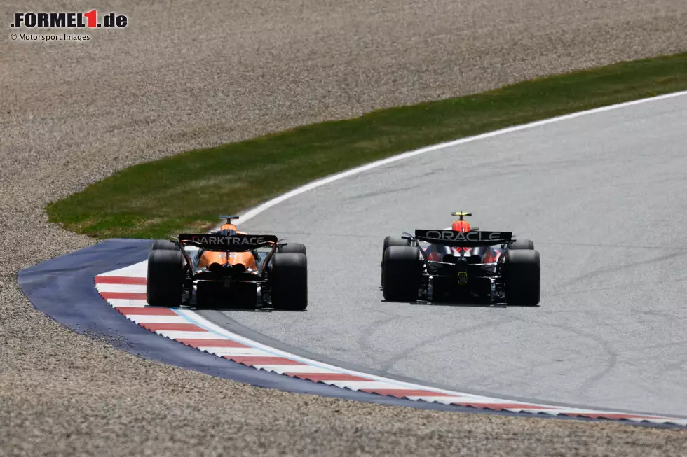 Foto zur News: Sergio Perez (Red Bull) und Oscar Piastri (McLaren)