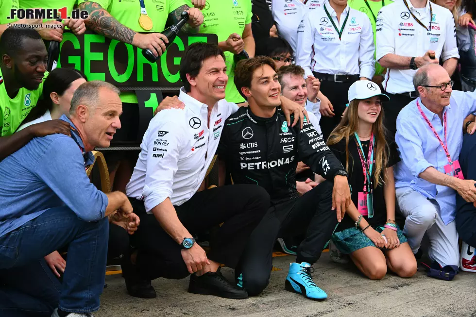 Foto zur News: Toto Wolff und George Russell (Mercedes)