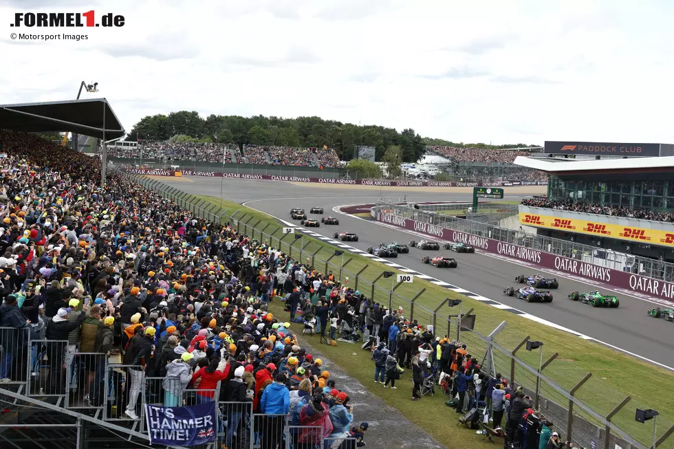 George Russell (Mercedes), Lewis Hamilton (Mercedes), Lando Norris (McLaren) und Max Verstappen (Red Bull) Foto zur News: George Russell (Mercedes), Lewis Hamilton (Mercedes), Lando Norris (McLaren) und Max Verstappen (Red Bull)