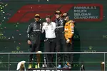 Foto zur News: Lewis Hamilton (Mercedes), George Russell (Mercedes) und Oscar Piastri (McLaren)