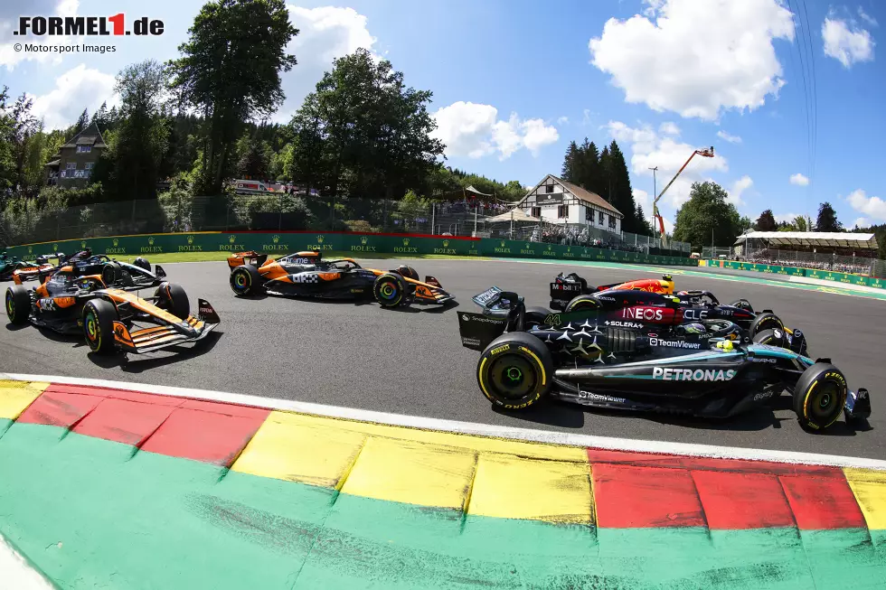 Lewis Hamilton (Mercedes), Sergio Perez (Red Bull), Lando Norris (McLaren) und Oscar Piastri (McLaren) Foto zur News: Lewis Hamilton (Mercedes), Sergio Perez (Red Bull), Lando Norris (McLaren) und Oscar Piastri (McLaren)