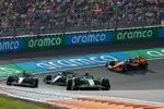 Foto zur News: Fernando Alonso (Aston Martin), George Russell (Mercedes), Lewis Hamilton (Mercedes) und Lando Norris (McLaren)