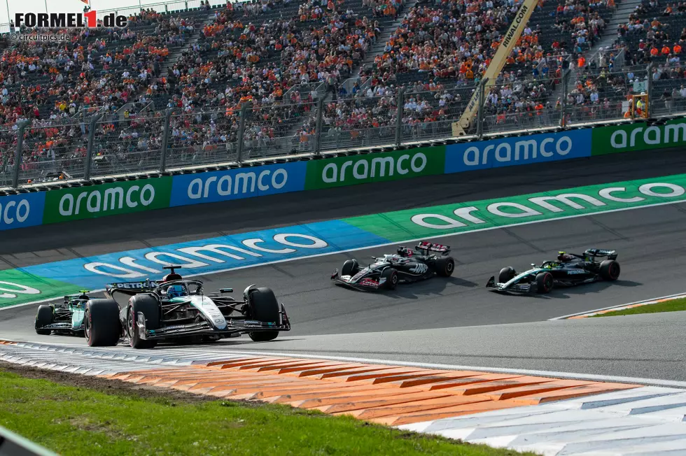 George Russell (Mercedes), Fernando Alonso (Aston Martin), Kevin Magnussen (Haas) und Lewis Hamilton (Mercedes) Foto zur News: George Russell (Mercedes), Fernando Alonso (Aston Martin), Kevin Magnussen (Haas) und Lewis Hamilton (Mercedes)