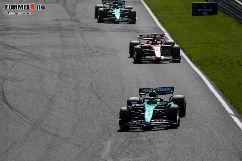Fernando Alonso (Aston Martin), Carlos Sainz (Ferrari) und Lance Stroll (Aston Martin) Foto zur News: Fernando Alonso (Aston Martin), Carlos Sainz (Ferrari) und Lance Stroll (Aston Martin)