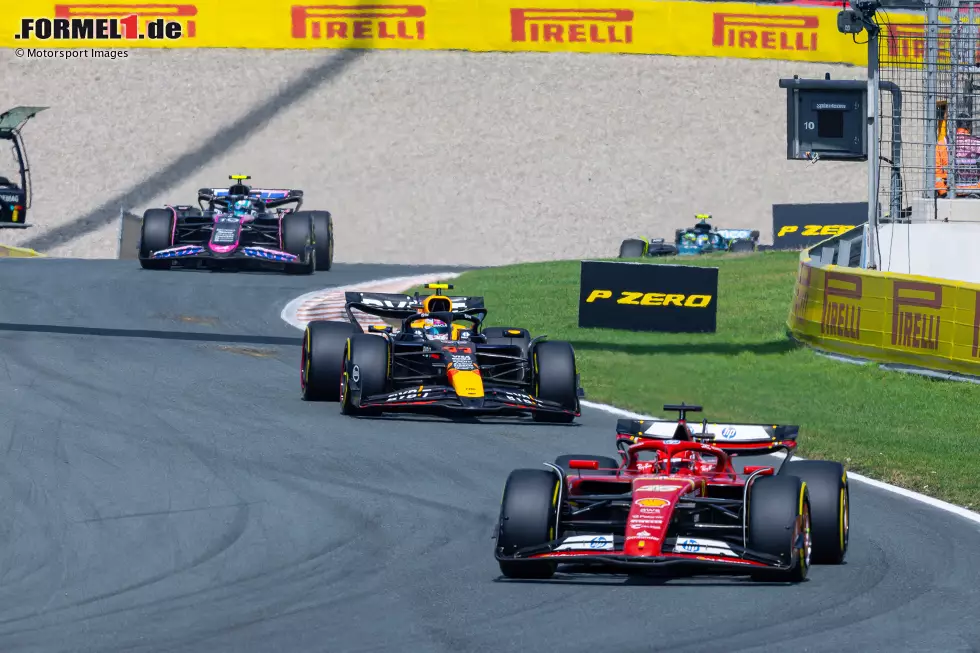 Charles Leclerc (Ferrari), Sergio Perez (Red Bull) und Pierre Gasly (Alpine) Foto zur News: Charles Leclerc (Ferrari), Sergio Perez (Red Bull) und Pierre Gasly (Alpine)