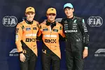Foto zur News: Oscar Piastri (McLaren), Lando Norris (McLaren) und George Russell (Mercedes)