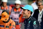 Foto zur News: Oscar Piastri (McLaren) und George Russell (Mercedes)