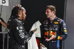 Foto zur News: Lewis Hamilton (Mercedes) und Max Verstappen (Red Bull)