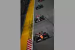 Foto zur News: Oscar Piastri (McLaren) und Nico Hülkenberg (Haas)