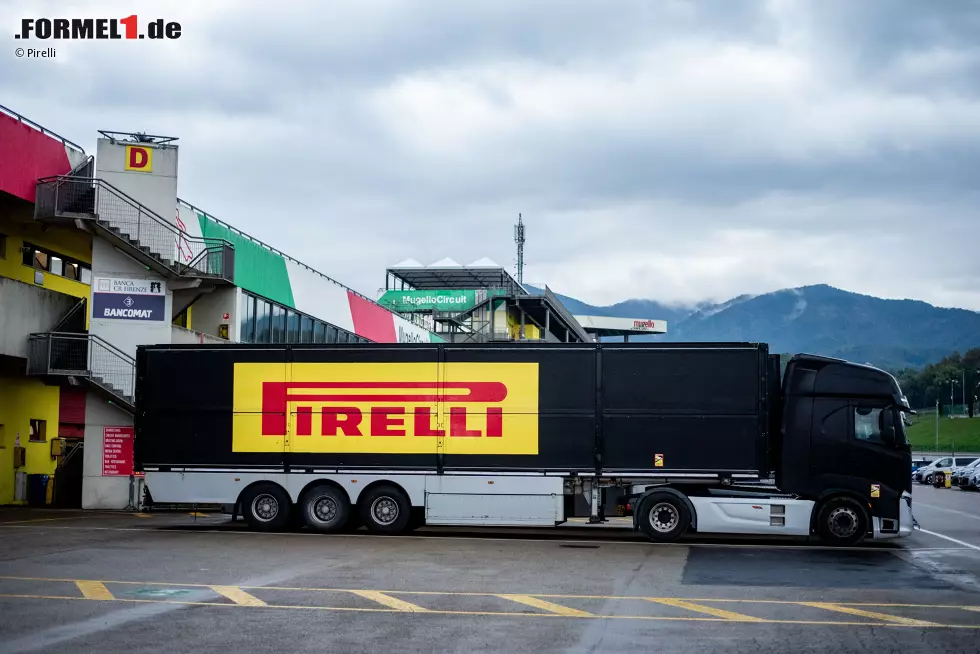 Foto zur News: Pirelli-Truck in Mugello