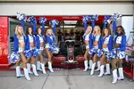 Foto zur News: Cheerleader in der Haas-Box