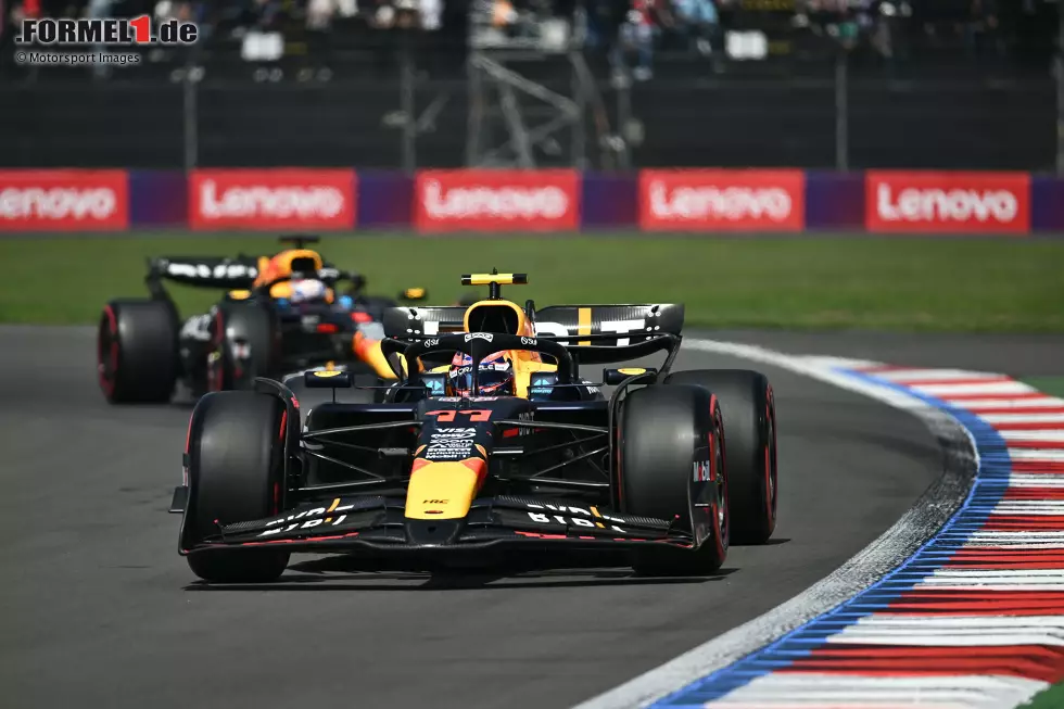 Foto zur News: Sergio Perez (Red Bull) und Max Verstappen (Red Bull)