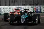 Foto zur News: George Russell (Mercedes) und Charles Leclerc (Ferrari)
