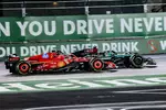 Foto zur News: Charles Leclerc (Ferrari) und George Russell (Mercedes)