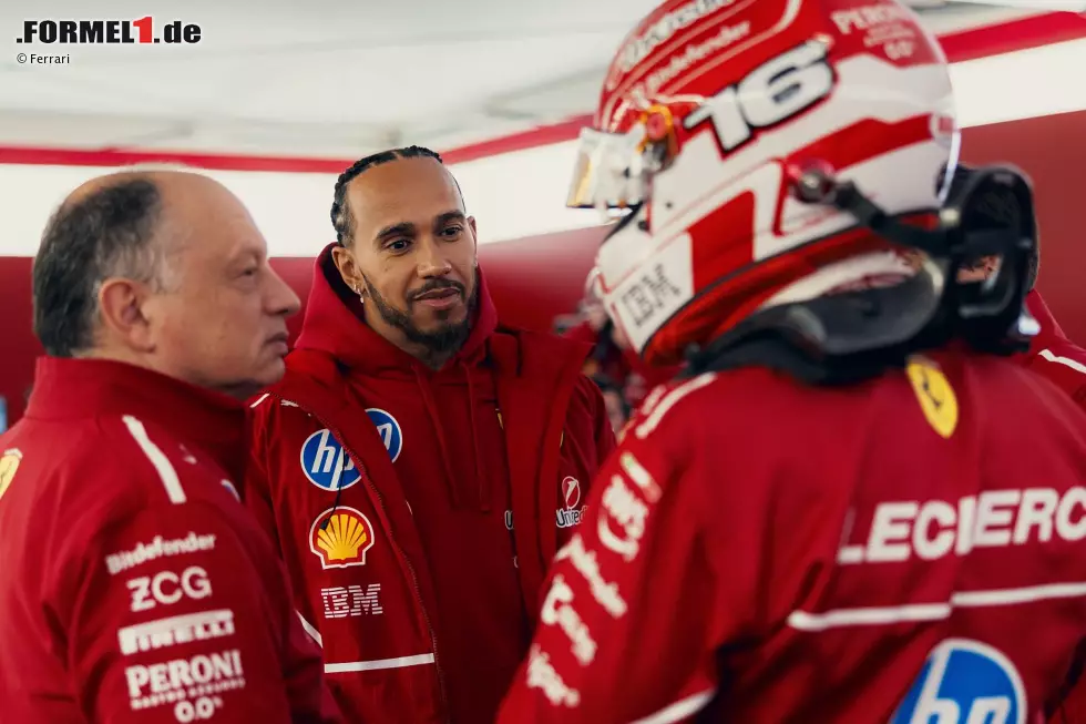 Foto zur News: Charles Leclerc (Ferrari) mit Frederic Vasseur und Lewis Hamilton