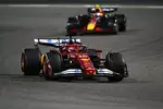 Foto zur News: Charles Leclerc (Ferrari) und Liam Lawson (Red Bull)