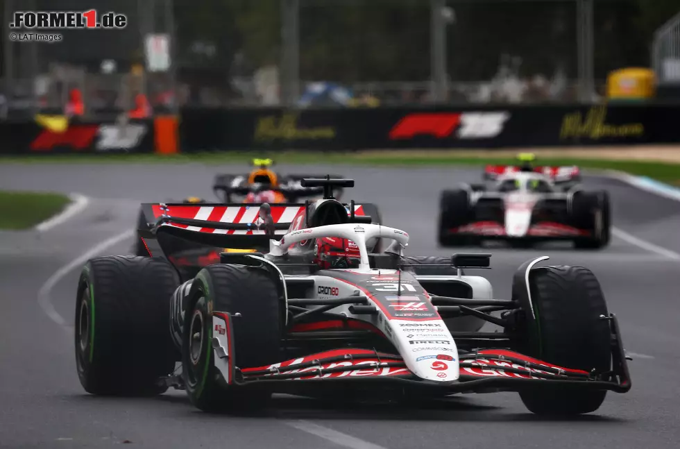 Foto zur News: Esteban Ocon (Haas), Liam Lawson (Red Bull) und Oliver Bearman (Haas)